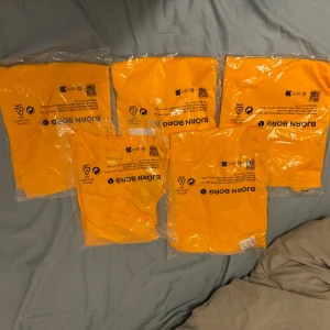 Gula t-shirts från Björn Borg - Säljer flera gula t-shirts från Björn Borg. Perfekt för en färgglad och sportig look. T-shirtsen är kortärmade och tillverkade i ett bekvämt material. Finns 3 Medium. 1 Small och 1 Large. 150kr/st eller köp alla för 600