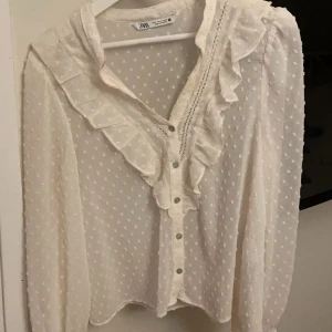 fin blus - jättefin blus från zara som jag aldrig använt. på andra bilden är de en bild som är lik tröjan