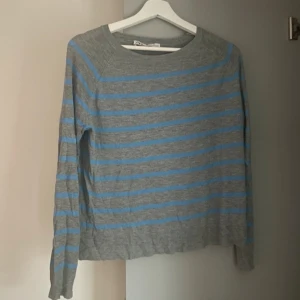 Grå och blå randig tröja - Zara tröja, tunn fin Zara tröja som ej används flera år. Inga defekter eller något😊