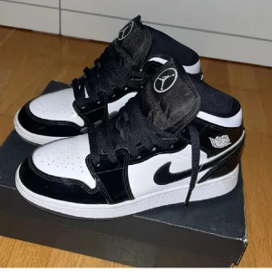 Nike Air Jordan 1 Mid SE  - Säljer min Air jodan 1 mid (GS) i storlek 38. Använd några gånger så den är typ ny skick. 100% äkta, original kartong med följer. Skriv för fler frågor och bilder 💗