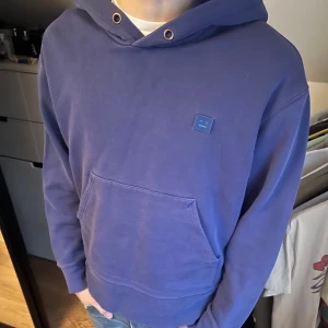 Acne hoodie - Skön acne hoodie i storlek S. Lite sliten och har några hål vid fickan. Pris går att diskutera. 