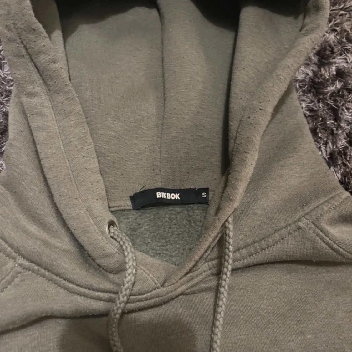 Grön hoodie från Bik Bok - 1