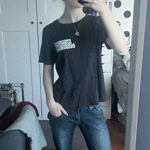 Tshirt med tryck - Lös tshirt med tryck fram och bak, bra skick!