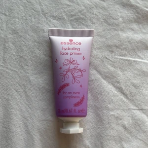 Primer, essence - Säljer en primer från essence som jag fick i deras julkalender🫶Aldrig använd, aldrig öppnad🥰Skriv gärna om du har någon fråga❤️