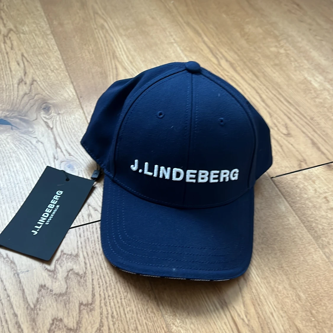 Mörkblå keps från J.Lindeberg