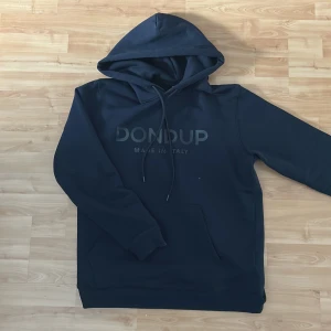  hoodie från Dondup (ÄKTA) - Skön äkta mörkblå hoodie från dondup använd 2 ggr nypris 5200. Kom privat för mer info/bilder Snabb affär=Diskuterbart pris