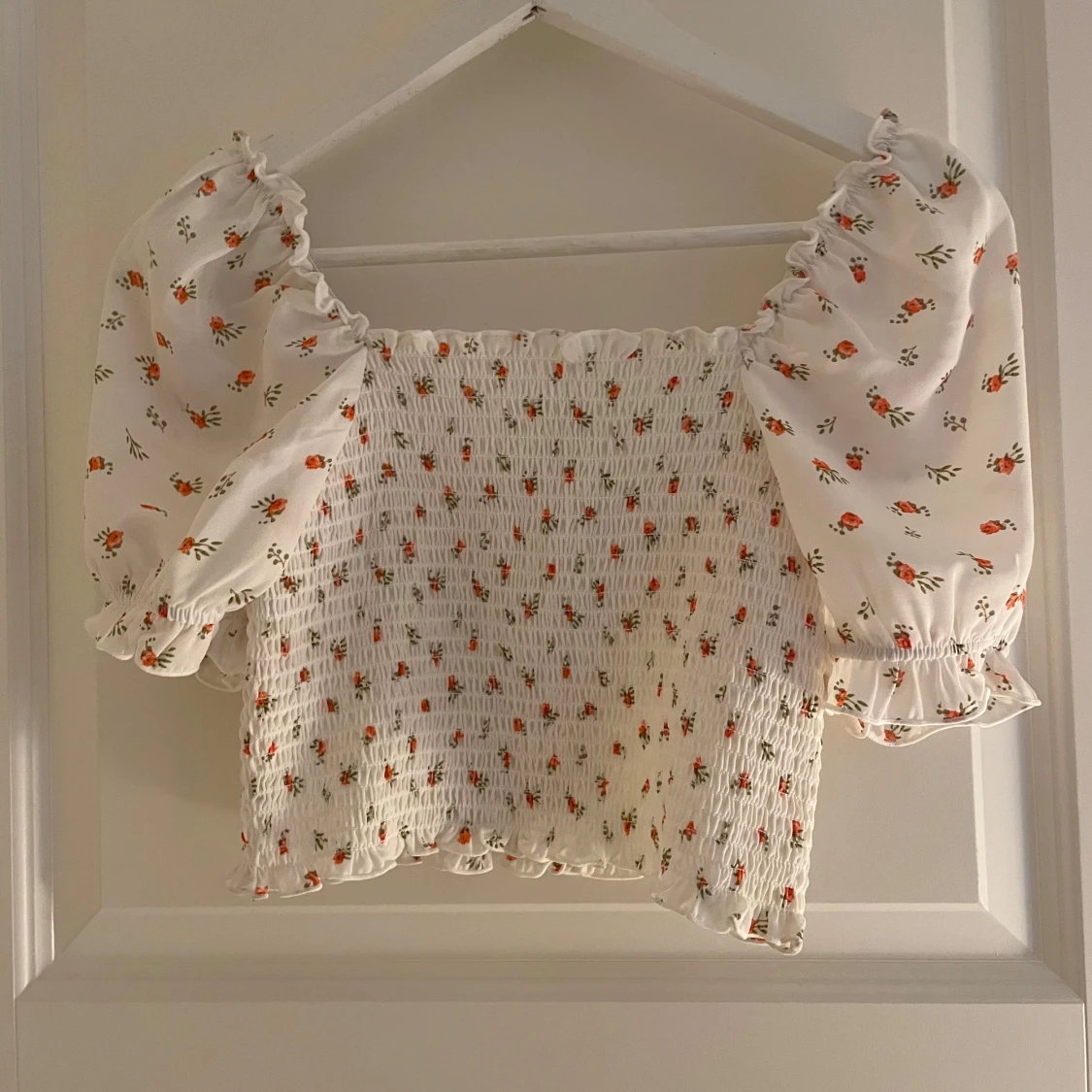 Blommig topp från NA-KD