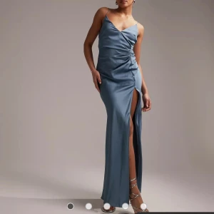 Balklänning  - Såå fin balklänning använd en gång💖 den är slutsåld och köpt förra året. Jag är cirka 167 och den är perfekt i längden till mig, har fått lite märken men som inte syns när man har den på och som antagligen går bort, har inte testat men kan göra det om önskas💖 köpt för 1200