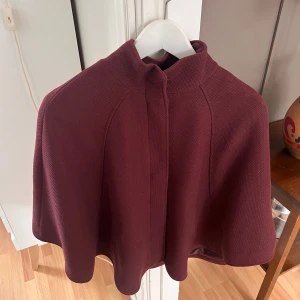 Vinröd cape - vinröd cape/poncho, fint skick 