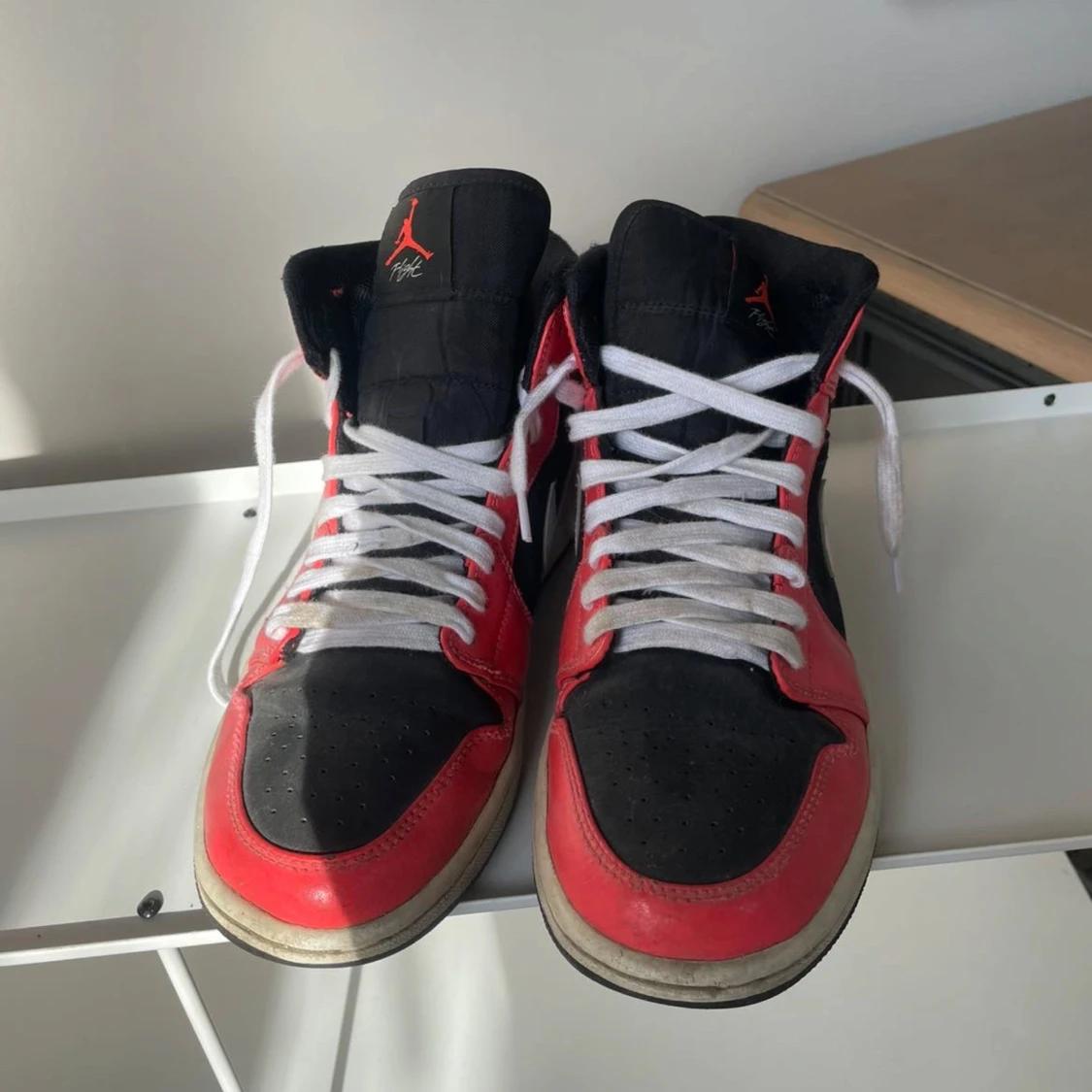 Nike Air Jordans i rött och svart - 1