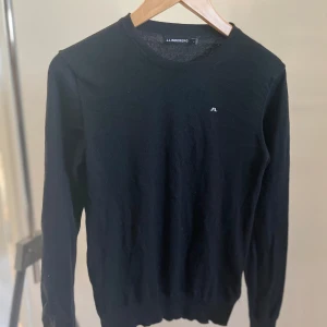 J.lindberg tröja - Säljer en stilren j.lindberg tröja i färgen svart. Den är i storleken s men passar nog runt 170. Pris kan diskuteras vid en snabb affär! Har du några frågor så är de bara att höra av dig!