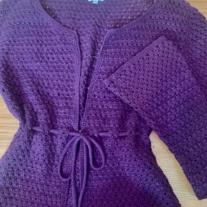 Knyt blus/kofta - Så söt lila blus som går att knyta vid midjan💕 Den är från märket zoul i storlek 34-36 (S-M) och är i väldigt bra skick. Pris går alltid att diskutera!💋 