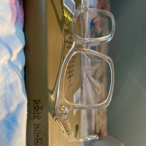 Chromehearts glassögon - Snygga transparenta glasögon med fyrkantig form och eleganta gulddetaljer på skalmarna. Perfekta för en stilren look med en touch av lyx.