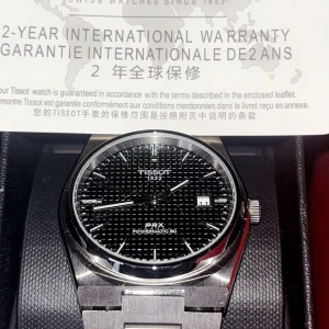 Tissot PRX Powermatic 80 Automatisk Urverk Herrklocka  - Snygg Tissot PRX 40mm Powermatic 80 herrklocka med automatisk urverk. Klockan har en stilren svart urtavla  och ett robust armband i silverfärgat stål. Perfekt för den som gillar en klassisk och tidlös design. Vattentät upp till 100m.