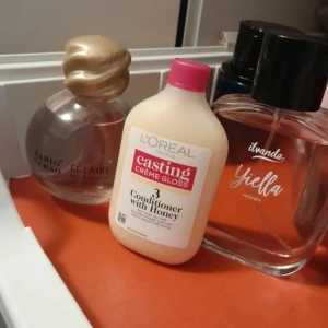 Parfym Eclaire och Yella - Två parfymer, Eclaire från Fabio Verso med en elegant flaska och gyllene lock, samt Yella från Ilvande i en stilren, transparent flaska. Perfekta för den som vill ha en varierad doftgarderob.