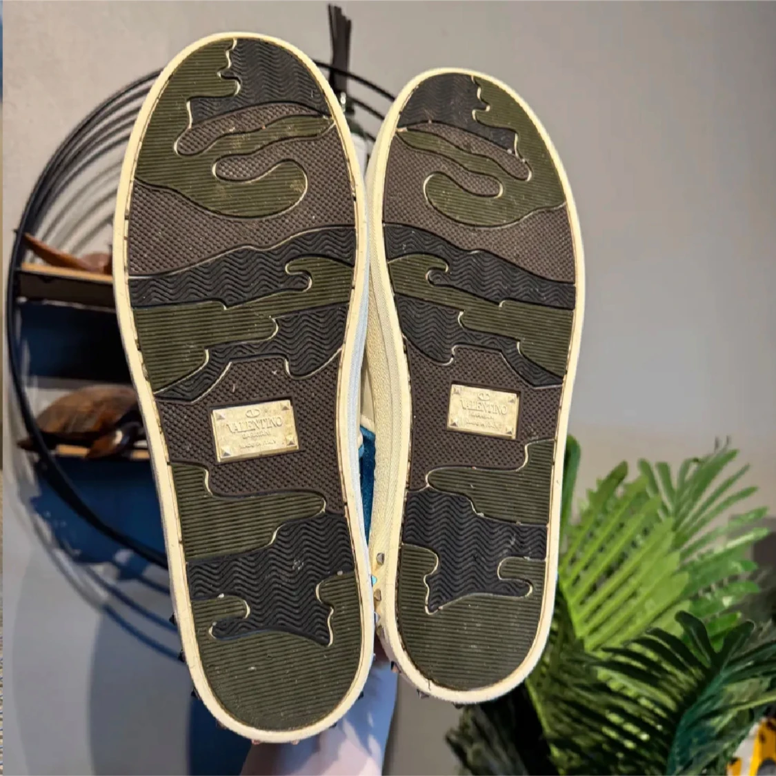 Blå och vita sneakers från Valentino - 3