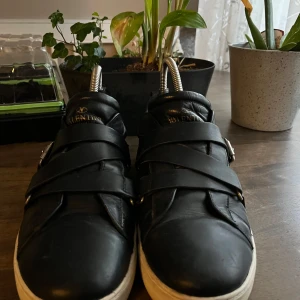 Valentino Flycrew - Säljer väldigt unika valentino flycrews i väldigt bra skick. Dom är stilrena och passar till nästan allting då dom är svarta och clean. Dom är storlek 43 men passar upp till 44 och lite lägre också. Ända defekten är att en nit är borta på vänster sko. Hör av er vi frågor eller funderingar!🙌💯