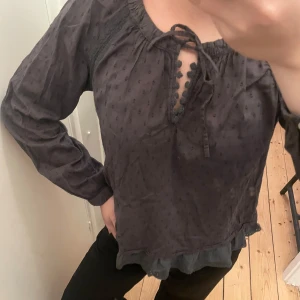 Så fin odd molly blus - Grå med fina detaljer