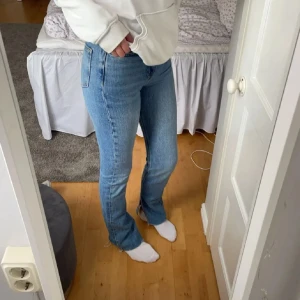 Jeans Gina tricot  - Högmidjade jeans från Gina i storlek 32 med slits 