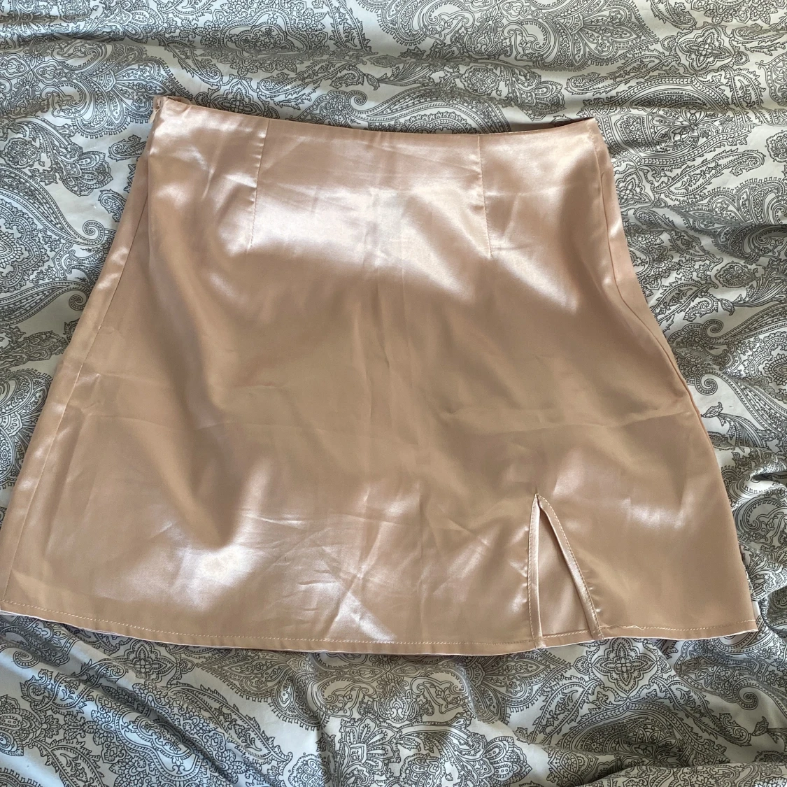 Champagnefärgad satin kjol