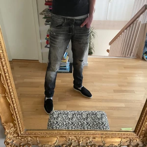 Ripped jeans - As feta ripped jeans med sjukt snygg tvätt, brukar ha 32/32 och dom sitter fint.           Hör av er vid fler frågor