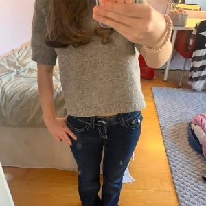 Grå kort ärmad stickad tröja  från Zara, pris kan diskuteras!!  - Säljer en stilren grå tröja från Zara. Den har korta ärmar och en bekväm passform. Perfekt för en avslappnad look. Tröjan är tillverkad i ett mjukt material som känns skönt mot huden.