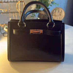 Svart handväska  - Säljer en helt oanvänd handväska, den är helt oanvänd och ny💕 skriv om du vill ha bättre bilder eller har frågor ❣️