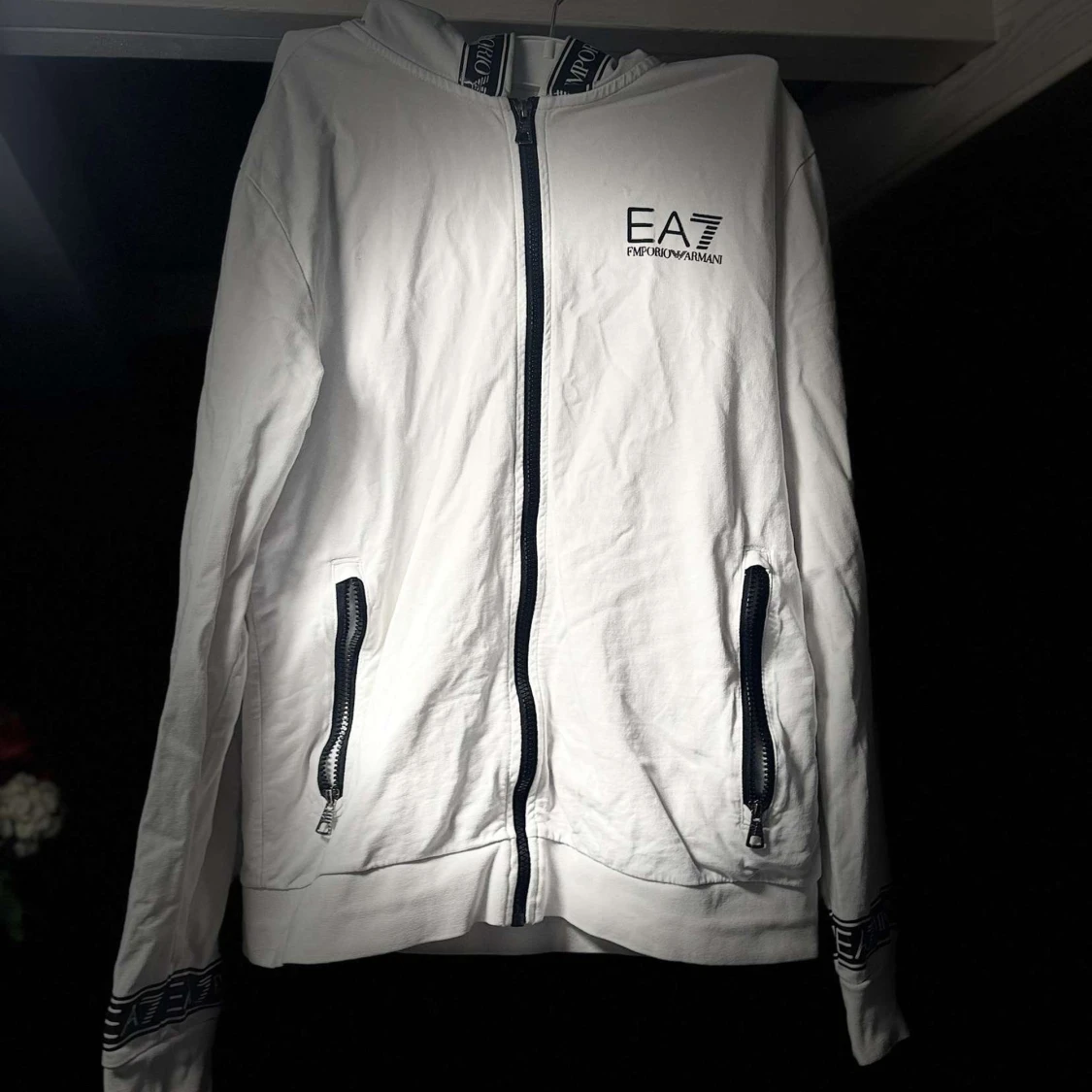 Vit huvtröja från EA7