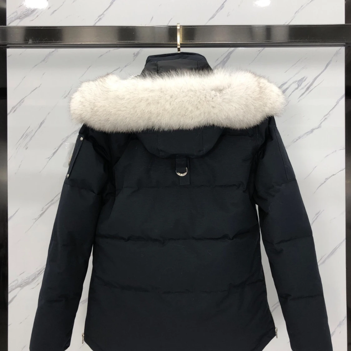 Svart dunjacka med pälsdetalj - 1