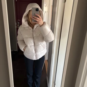 Vit pufferjacka från lager 157 - Säljer en snygg vit pufferjacka från lager 157 som tyvärr aldrig kommit till användning!❣️ Nypris 500 kr jag säljer den för 150 kr🥰