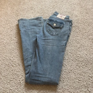 Ljusblå Low waist jeans från True Religion - Snygga low waist jeans från True Religion som är super jag skick då de bara är använda väldigt få gånger, de är även väldigt nya. Skriv för mer bilder och frågor