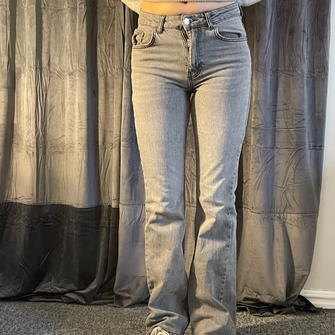 Grå bootcut jeans från Gina tricot