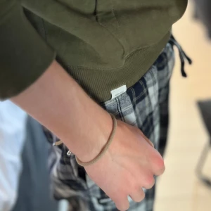 Armband  - Ett snyggt armband i beige färg. Armbandets storlek går att justera. Hör gärna av dig vid frågor eller om du vill diskutera pris.