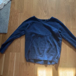 Mörkblå tröja från 157 - Säljer en mörkblå tröja från 157 i storlek XS. Tröjan har en enkel design med långa ärmar och rund hals. Perfekt för en avslappnad stil. Använd en gång.