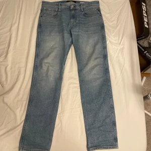 Replay ljusblå jeans - Säljer ett par ljusblå jeans från Replay storlek W32 L30. Aldrig används på grund av att dom inte passar längre.