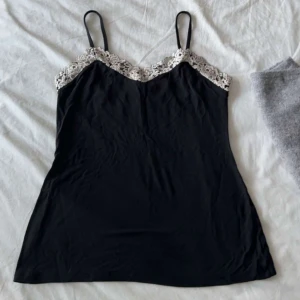 Svart linnetopp med spetskant - Supersnygg svart linnetopp från Intimissimi, säljer då den inte längre passar! Fint skick💕