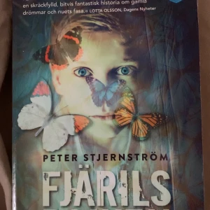 Fjärilspojken  - En bok med ett mystiskt och fantasifullt omslag där fjärilar och drömlika färger möts. Boken är en spännande berättelser med en unik twist. Omslaget lockar med en känsla av äventyr och oväntade händelser. 
