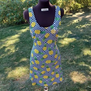 Klänning med ananasmönster - Säljer en somrig klänning från Blount & Pool i ekologisk bomull🌴🌊🍍🍹Man kan ha den som strandklänning över badkläderna eller som en vanlig klänning. Bara använd typ två gånger. Det är bara att skriva om man har frågor!😊💖