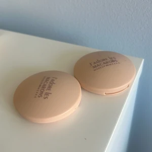 J'adore Les Macarons highlighter duo - Säljer två highlighters / ögonskuggor från Makeup Mekka i serien J'adore Les Macarons. Ena är i färgen Vanilla, en ljus och krämig nyans, och den andra heter Sparkling Champagne med en skimrande guldig ton. Båda har använts någon enstaka gång.