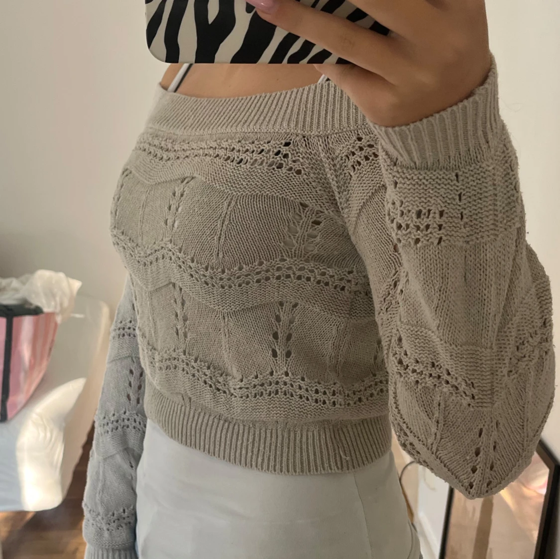 Beige offshoulder stickad tröja - 1
