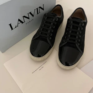 Lanvin skor - Lanvin Cap Toe sneaker | Väldigt snygga | Väldigt bra skick  | Allt ingår!! | Pris går att diskutera vid snabb affär | Fraktas samma dag 🚚📦| Kontakta privat vid fler frågor eller funderingar ✔️