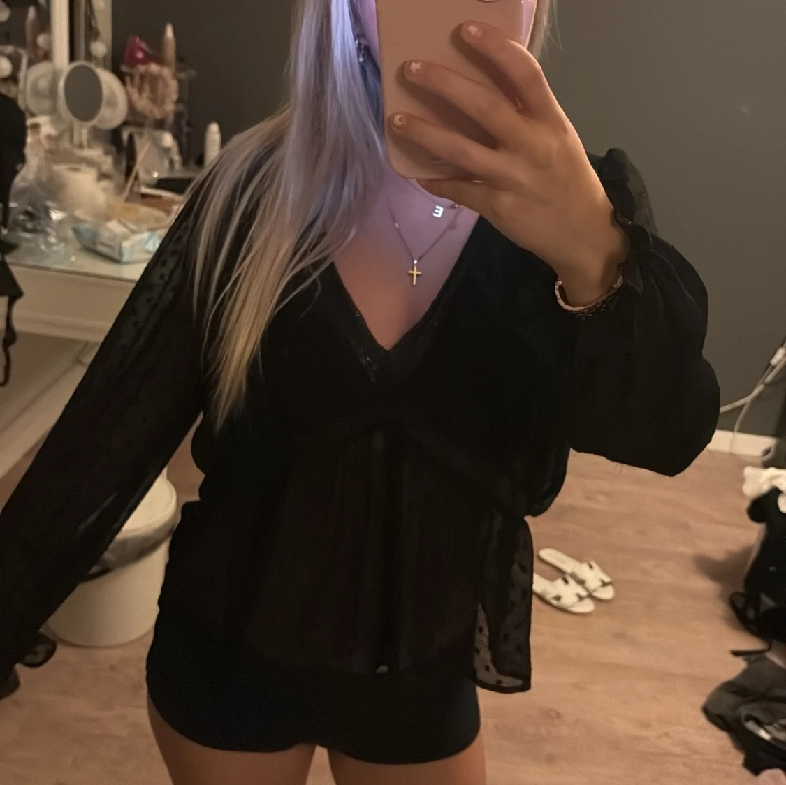 Svart blus med v-ringning och volang - 1