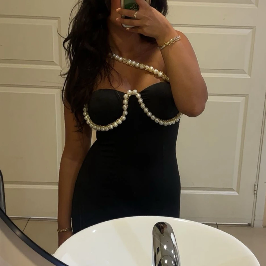 Svart långklänning med pärldetaljer