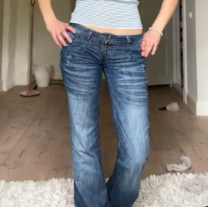 Blå bootcut lowwaist jeans - Snygga blå jeans från My feminine denim med bootcut passform och låg midja. I ganska bra skick med några små slitningar där bak. I storlek 34💞💞