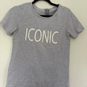 T-Shirt - Fin T-shirt som är i ett mycket bra skick 