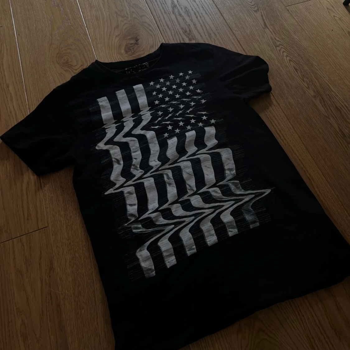Svart t-shirt med glitchad flagga - 1
