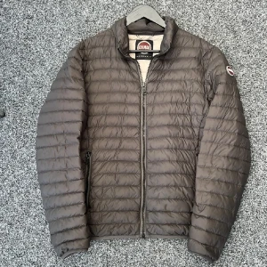 Colmar jacka - Hej! Säljer denna snygga colmar jacka perfekt till höst! Size 52 motsvarar M-L! Skick 8,5/10! Hör av dig vid frågor eller minsta fundering 🤩