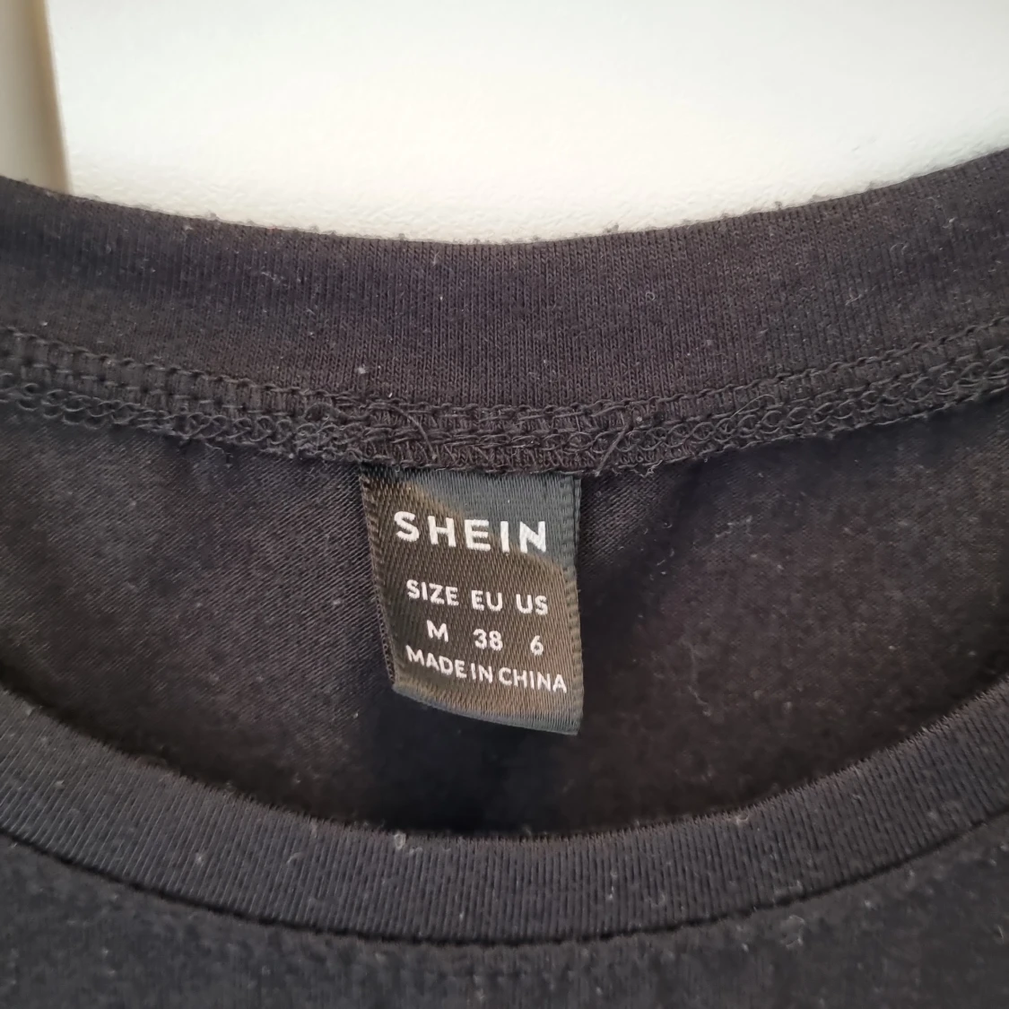 Svart t-shirt med happy-tryck  - 3