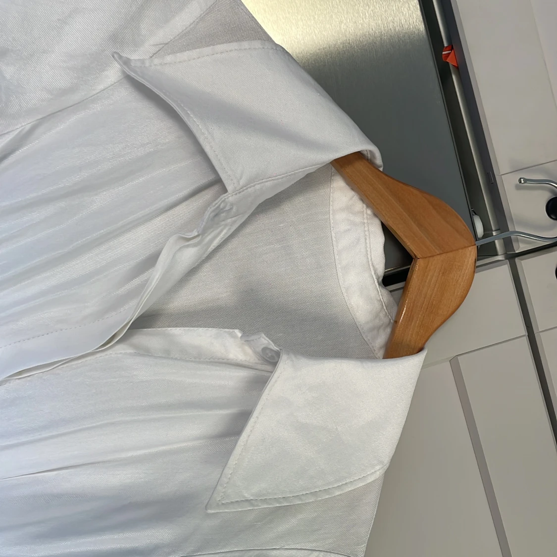 Vit långklänning med knyt i midjan - 3