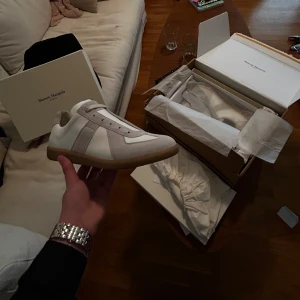 Maison Margiela gats - Säljer nu mina otroligt bekväma gats eftersom jag inte använder de så mycket jag trodde jag skulle. Skicket är 8/10 och skorna är köpta från Maison msrgielas hemsida. Äkthetsbevis samt fler bilder finns om man är intresserad. Det är bara att skriva✅ Priset kan diskuteras🙌